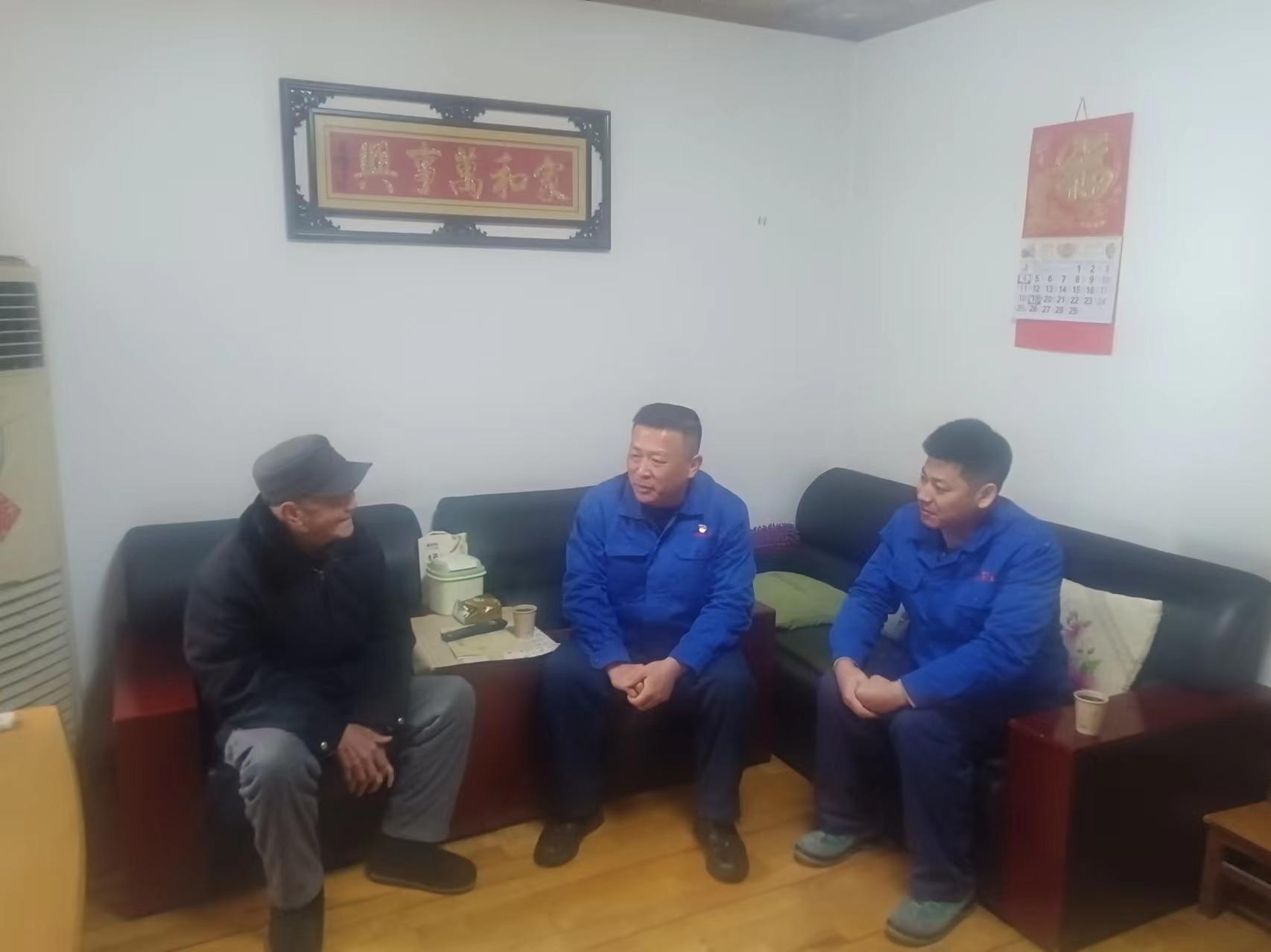 慰問(wèn)老領(lǐng)導.jpg